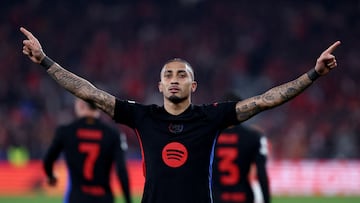 Soccer Football - Champions League - Round of 16 - First Leg - Benfica v FC Barcelona - Estadio da Luz, Lisbon, Portugal - March 5, 2025 FC Barcelona's Raphinha celebrates scoring their first goal REUTERS/Rodrigo Antunes TPX IMAGES OF THE DAY