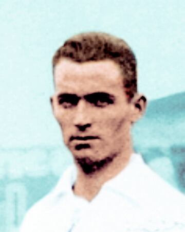 Defendió los colores del Real Madrid durante dos temporadas entre 1930 y 1932. Jugó con el Alavés la temporada 1932-33.
