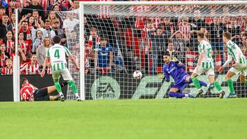 BILBAO, 03/11/2024.- El portero portugués del Real Betis Rui Silva (3d) despeja un disparo de el centrocampista del Athletic Club de Bilbao Ander Herrera (i), durante el partido de Liga en Primera División que disputan este domingo en el estadio de San Mamés, en Bilbao. EFE/Javier Zorrilla