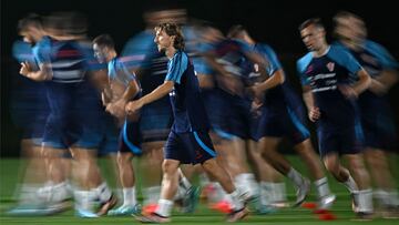 Croatia's midfielder #10 Luka Modric (C) takes part in a training session with teammates at the team's Al Erssal training camp in Doha on December 3, 2022, during the Qatar 2022 World Cup football tournament. (Photo by OZAN KOSE / AFP)