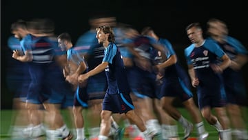 Croatia's midfielder #10 Luka Modric (C) takes part in a training session with teammates at the team's Al Erssal training camp in Doha on December 3, 2022, during the Qatar 2022 World Cup football tournament. (Photo by OZAN KOSE / AFP)