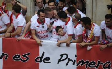 Gijón enloquece y la afición inunda las calles por el ascenso. Los jugadores lo celebran desde el balcón del Ayuntamiento