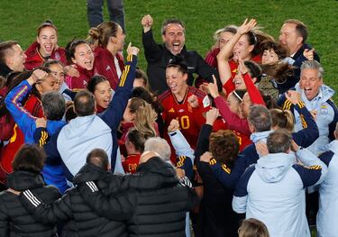 Jugadoras y cuerpo técnico celebran el pase a la final del mundial.