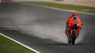 Petrucci en la arena de Qatar con la KTM.