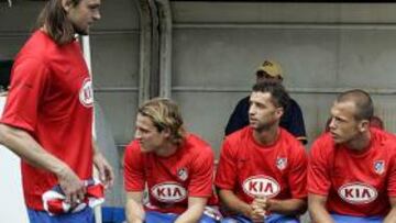 <b>ESTRENO. </b>Ujfalusi camina ante Forlán, Simao, Heitinga y Perea, sentados en el banco del Cuahtémoc.
