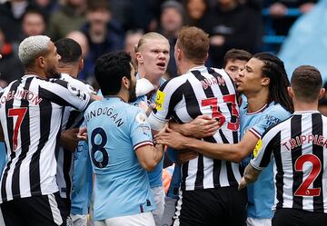 El delantero noruego del Manchester City ha tenido más que palabras Dan Burn durante el duelo de hoy de la Premier League entre el conjunto de Manchester y el Newcastle. 