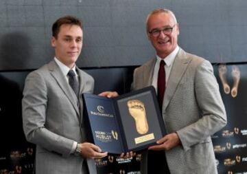Claudio Ranieri recibe el premio de manos de Louis Ducruet.