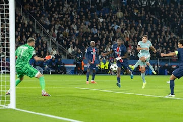 1-1. Latigazo con la derecha de Guliano Simeone que desvía Gianluigi Donnarumma, el balón le llega a Nahuel Molina que 
empalma con la derecha para superar al portero italiano.