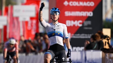 La ciclista neerlandesa Lorena Wiebes celebra su victoria en la primera etapa del UAE Tour Femenino