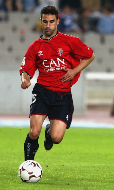 El central pasó casi toda su carrera deportiva ligado a Osasuna. Sumó experiencias cedido en Getafe, Recreativo, Cultural Leonesa, Sanse, Logroñés CF...