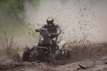 El piloto holandés Kees Koolen conduce su cuadriciclo KTM en la segunda etapa entre Resistencia y San Miguel de Tucumán.