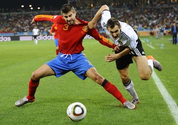 Gerard Piqué jugó su mejor encuentro de este Mundial. Tras llevarse dos fuertes golpes ante Suiza y Honduras, el central se coronaba con una actuación sensacional. Estuvo imperial tanto en el corte, en el juego aéreo y en la salida del balón. Fue pura concentración para tapar a Klose, con el que mantuvo un duelo sensacional.