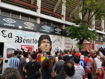 Aficionados se reúnen a las puertas del estadio Diego Armando Maradona, en el barrio de La Paternal.