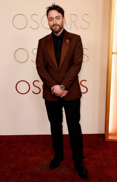 Kieran Culkin posa en la alfombra roja del Dolby Theatre.