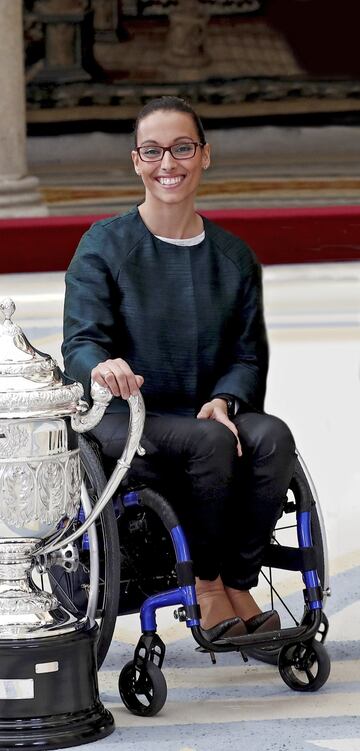Teresa Perales recibió el premio Infanta Sofía por ayudar a difundir y mejorar la actividad deportiva entre los discapacitados. A sus 42 años, la zaragozana es un ejemplo y una deportista legendaria: cuenta con 26 medallas paralímpicas.
