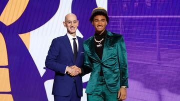 NEW YORK, NEW YORK - JUNE 22: Jalen Hood-Schifino (R) poses with NBA commissioner Adam Silver (L) after being drafted 17th overall pick by the Los Angeles Lakers during the first round of the 2023 NBA Draft at Barclays Center on June 22, 2023 in the Brooklyn borough of New York City. NOTE TO USER: User expressly acknowledges and agrees that, by downloading and or using this photograph, User is consenting to the terms and conditions of the Getty Images License Agreement. Sarah Stier/Getty Images/AFP (Photo by Sarah Stier / GETTY IMAGES NORTH AMERICA / Getty Images via AFP)