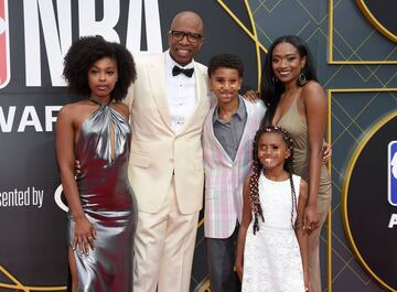 Kenny Smith posa con su familia. 