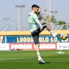 Baena entrena con normalidad e intenta centrarse en el balón