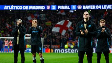Los jugadores del Bayer Leverkusen a la finalización del encuentro correspondiente a la fase regular de la Liga de Campeones que han disputado hoy martes Atlético de Madrid y Bayer Leverkusen en el estadio Metropolitano, en Madrid.