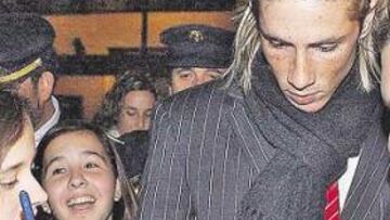 <b>SU HORA. </b>Torres espera reconducir el rumbo en Sevilla, donde fue agasajado por las fans.