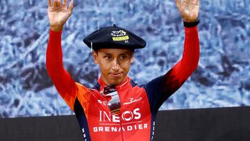 El ciclista colombiano del Ineos Egan Bernal saluda durante la presentación de equipos del Tour de Francia en Bilbao.