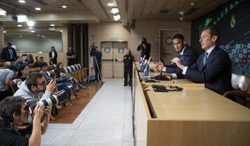 Alphonse Areola y Emilio Butrague?o durante la rueda de prensa de presentaci車n.