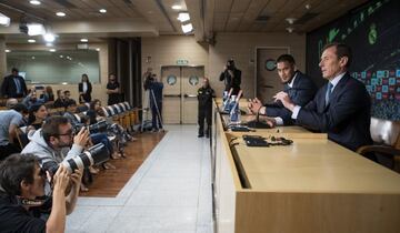 Alphonse Areola y Emilio Butragueño durante la rueda de prensa de presentación. 
