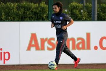 La Selección llegó a Londres después de esperar mucho en el aeropuerto e inmediatamente se trasladó al centro de entrenamientos del Arsenal. Alexis Sánchez fue el guía.