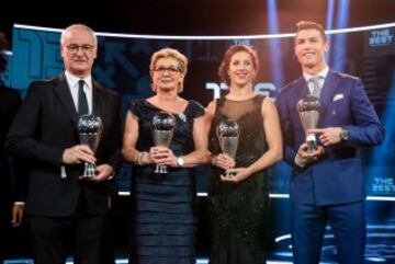 Los premiados Claudio Ranieri, Silvia Neid, Carli Lloyd y Cristiano Ronaldo posan con el trofeo.