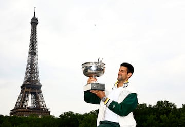 El tenista serbio de 36 años hizo historia tras conseguir ayer su 23º título de Grand Slam tras ganar a Casper Ruud en la final de Roland Garros. Hoy, ha posado con el trofeo en la ciudad de París, como es tradición. 