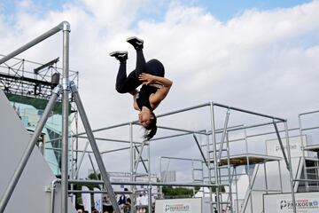 La mexicana Ella Bucio compite en la final del Campeonato Mundial de parkour en Tokio (Japón) y, no, la fotografía no está invertida, sino que el fotógrafo le ha captado en ese ángulo. El parkour es una actividad basada en la capacidad motriz y tiene como objetivo trasladarse de un punto a otro de la manera más sencilla y eficiente posible.