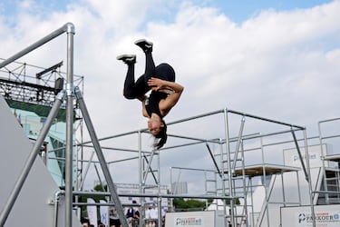 La mexicana Ella Bucio compite en la final del Campeonato Mundial de parkour en Tokio (Japón) y, no, la fotografía no está invertida, sino que el fotógrafo le ha captado en ese ángulo. El parkour es una actividad basada en la capacidad motriz y tiene como objetivo trasladarse de un punto a otro de la manera más sencilla y eficiente posible.