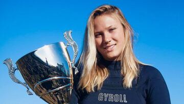 Alexandra Rinder con su primer trofeo de campeona del mundo de Bodyboard