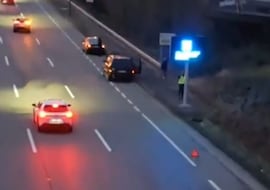 Graba desde una pasarela a un coche con la baliza V-16 y también con el triángulo de emergencia: la imagen lo dice todo