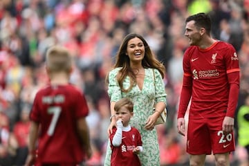 Andy Robertson conoció a su pareja cuando ambos estudiaban en el colegio en Glasgow y han estado juntos durante más de diez años. Actualmente tienen dos hijos, Rocco y Aria, y medios como SportMob apuntan a que es la fundadora de Orosport, una firma de ropa deportiva con sede en Reino Unido.