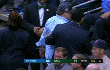 Expulsan a un aficionado por insultar a Klay Thompson