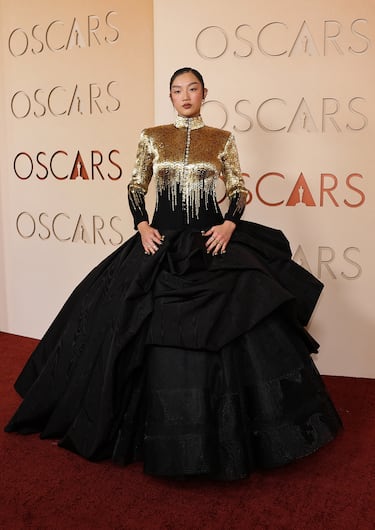 Audrey Nuna p posa en la alfombra roja del Dolby Theatre.