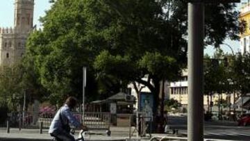 <b>ALTAS TEMPERATURAS. </b>Un ciclista pasea a pesar del gran calor por una céntrica calle sevillana.