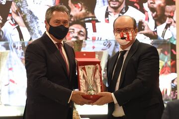 Juan Espadas, alcalde de Sevilla junto a Pepe Castro en el Foro de la Fundación del Estadio Ramón Sánchez-Pizjuán. 