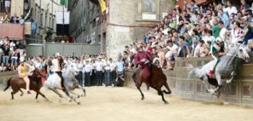 En Siena, desde mediados del siglo XVII, se celebra esta carrera de caballos a pelo con la intención de ganar el Palio, una bandera de seda que representa la Virgen con el Niño.