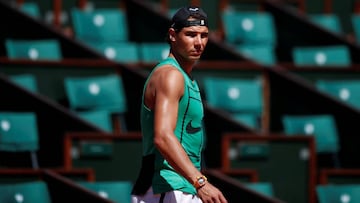 Rafa Nadal entrena en la pista Philippe Chatrier para preparar Roland Garros.