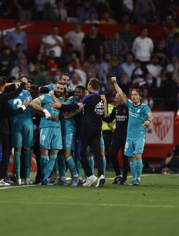 2-3. Karim Benzema celebra el tercer gol que anota en el minuto 91.