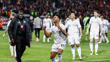 Aston Villa's English striker #11 Ollie Watkins (C) celebrates after his team's victory following the penalty shoot out during the UEFA Europa Conference League quarter-final second leg football match between Lille and Aston Villa at Stade Pierre-Mauroy in Villeneuve-d'Ascq, northern France on April 18, 2024. Aston Villa won over Lille 4-3 after the penalty shoot-outs and Villa qualified for the semi-finals. (Photo by Sameer Al-DOUMY / AFP)