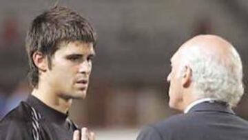 <b>DIALOGANTE. </b>El Virrey habla con Cuéllar antes de empezar la tanda de penaltis del sábado.