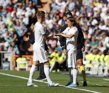 Toni Kroos se marchó con molestias en la primera parte y entró Modric en su lugar. 