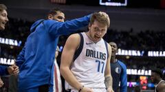 Luka Doncic celebra con sus compa&ntilde;eros la victoria ante los Houston Rockets.