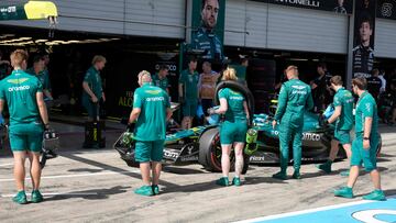 Alonso regresa al box de Aston Martin durante el GP de Austria.