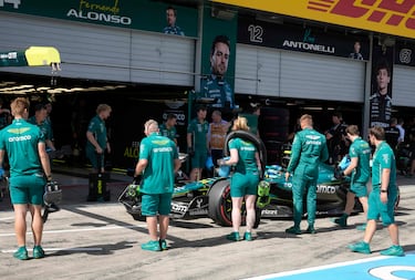 Fernando Alonso regresa a boxes tras terminar su participación en la clasificación del sábado.