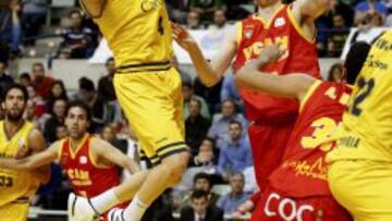 GRA238. MURCIA, 16/02/2014.- El base de Herbalife Gran Canaria Albert Oliver lanza a canasta ante la oposición de varios jugadores de UCAM Murcia.