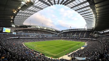 El Estadio Ciudad de Mánchester (City of Manchester Stadium en inglés), conocido desde 2011 como Etihad Stadium por razones de patrocinio,1 también conocido como COMS o Eastlands, es un estadio situado en la ciudad de Mánchester, que es el estadio oficial del Manchester City. Originalmente fue diseñado para la candidatura fallida de Mánchester para albergar los Juegos Olímpicos de verano de 2000. Finalmente, el estadio fue construido para los Juegos de la Mancomunidad de 2002 con un coste económico de su construcción de 110 millones de libras esterlinas. Tras la finalización de los juegos, el estadio fue convertido en un campo de fútbol y se convirtió en la sede habitual del Manchester City Football Club, que juega en la FA Premier League. El Manchester City dejó su antiguo campo de Maine Road en 2003, firmando un contrato de arrendamiento por el que podría jugar sus partidos como local en el Estadio Ciudad de Mánchester durante 250 años.2 Su dirección es Rowsley Street, Manchester M11 3FF.